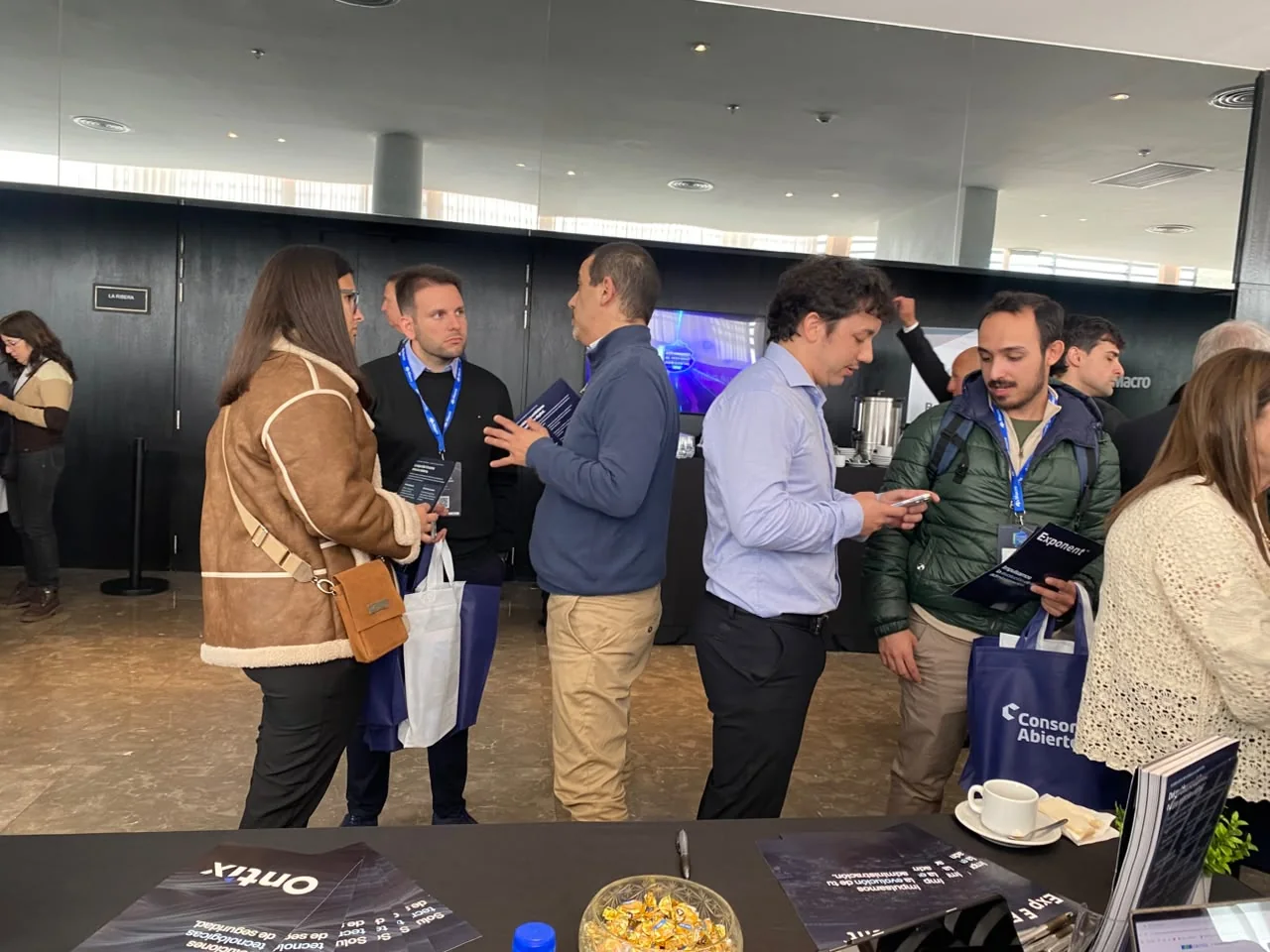 Participantes conversando durante la jornada